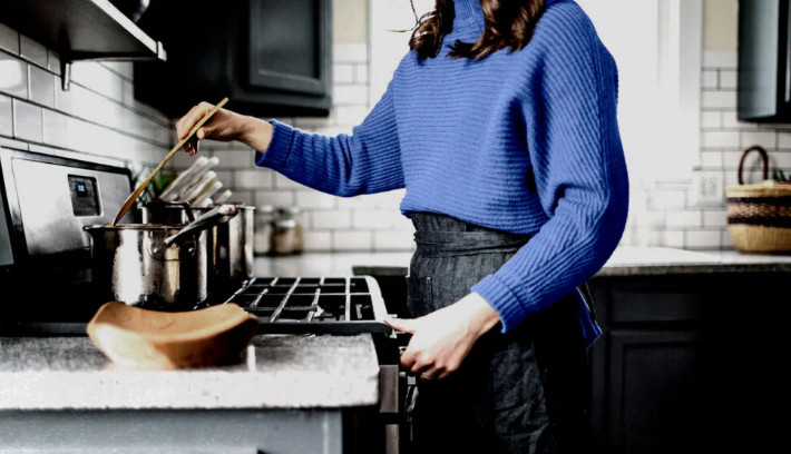 Cha mẹ thường cáu giận khi đang bận làm việc nhà. Cha mẹ thường cáu giận khi đang bận làm việc nhà.