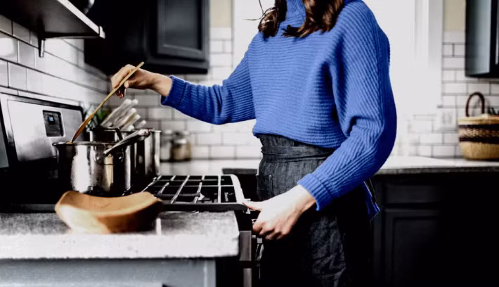 Cha mẹ thường cáu giận khi đang bận làm việc nhà.