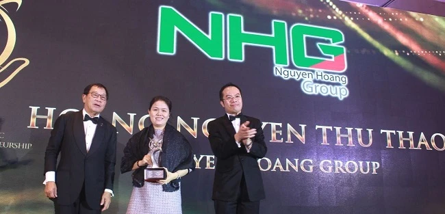 Bà Hoàng Nguyễn Thu Thảo – Tổng Giám đốc Tập đoàn Nguyễn Hoàng (giữa) nhận giải thưởng APEA 2017