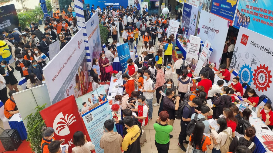 Sức hút của “Ngày hội việc làm 2022”, Khối ngành: Kinh tế - Tài chính - Thương mại - Ngân hàng là rất lớn. Sức hút của “Ngày hội việc làm 2022”, Khối ngành: Kinh tế - Tài chính - Thương mại - Ngân hàng là rất lớn.