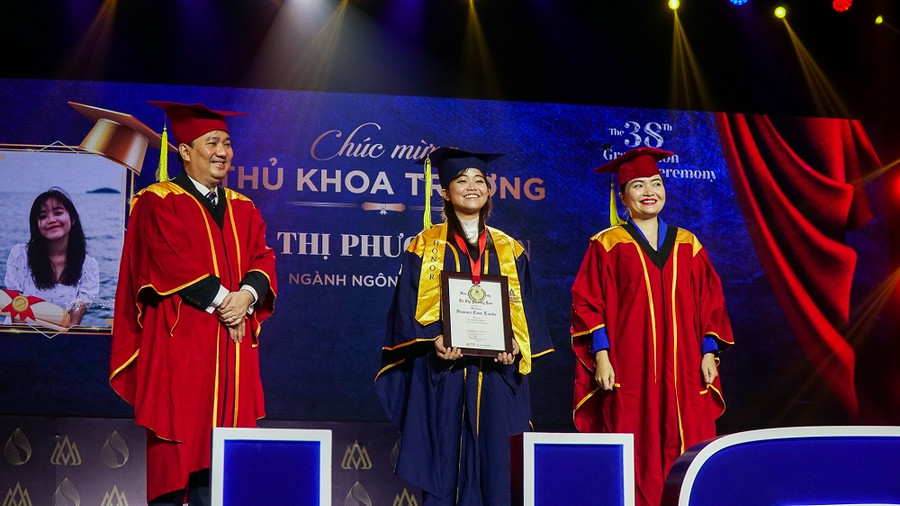 Lê Thị Phương Lan, ngành Ngôn ngữ Anh – Thủ khoa trường Đại học Hoa Sen trong ngày vui tốt nghiệp.