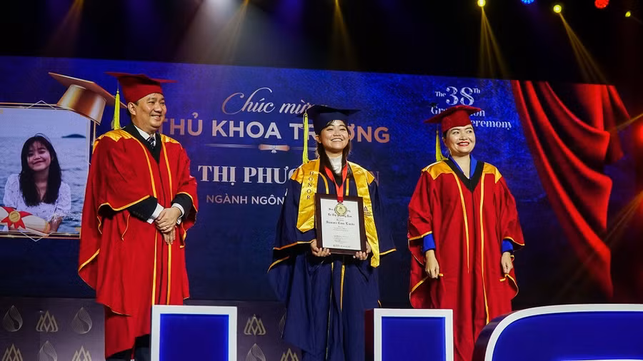 Lê Thị Phương Lan, ngành Ngôn ngữ Anh – Thủ khoa trường Đại học Hoa Sen trong ngày vui tốt nghiệp.