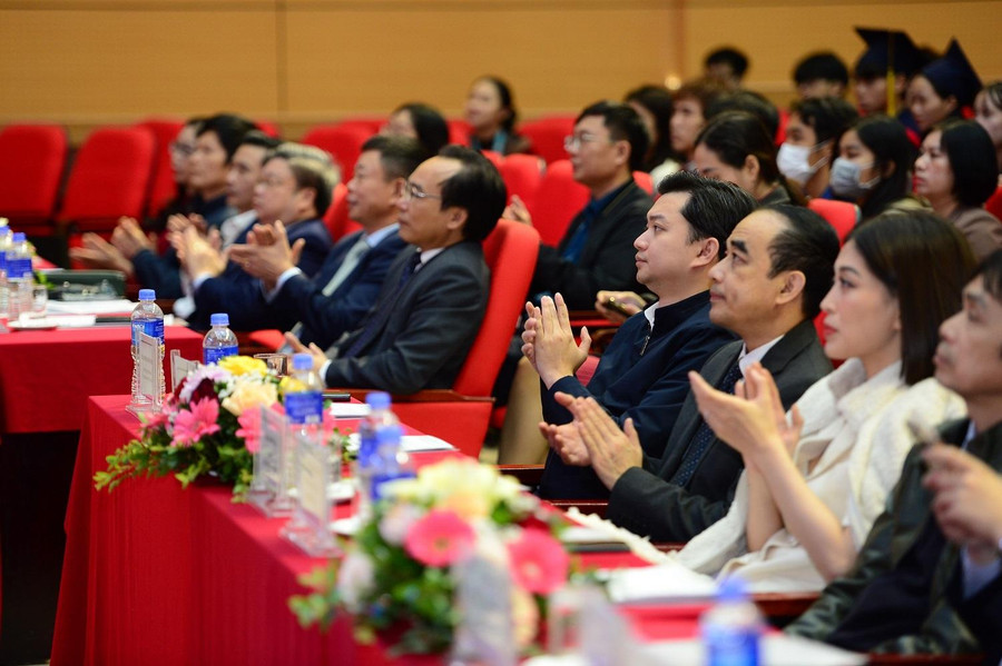 Lãnh đạo Bộ GD&ĐT, T.Ư Đoàn TNCS Hồ Chí Minh, Hội Sinh viên Việt Nam tại lễ trao học bổng. Lãnh đạo Bộ GD&ĐT, T.Ư Đoàn TNCS Hồ Chí Minh, Hội Sinh viên Việt Nam tại lễ trao học bổng.