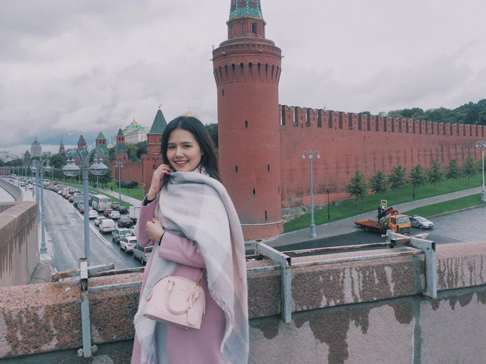 Lê Phương Anh chụp ảnh kỷ niệm tại Nga trong thời gian thực hiện phim "Mát-xcơ-va mùa thay lá". nhan-sac-ngot-ngao-cua-nu-chinh-ghet-thi-yeu-thoi-9