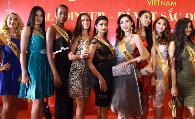 huyen-my-jolie-nguyen-dien-ao-dai-nen-na-trong-dem-tiec-8