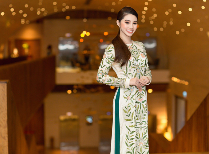 huyen-my-jolie-nguyen-dien-ao-dai-nen-na-trong-dem-tiec-2