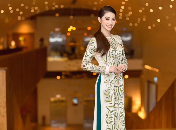 huyen-my-jolie-nguyen-dien-ao-dai-nen-na-trong-dem-tiec-2