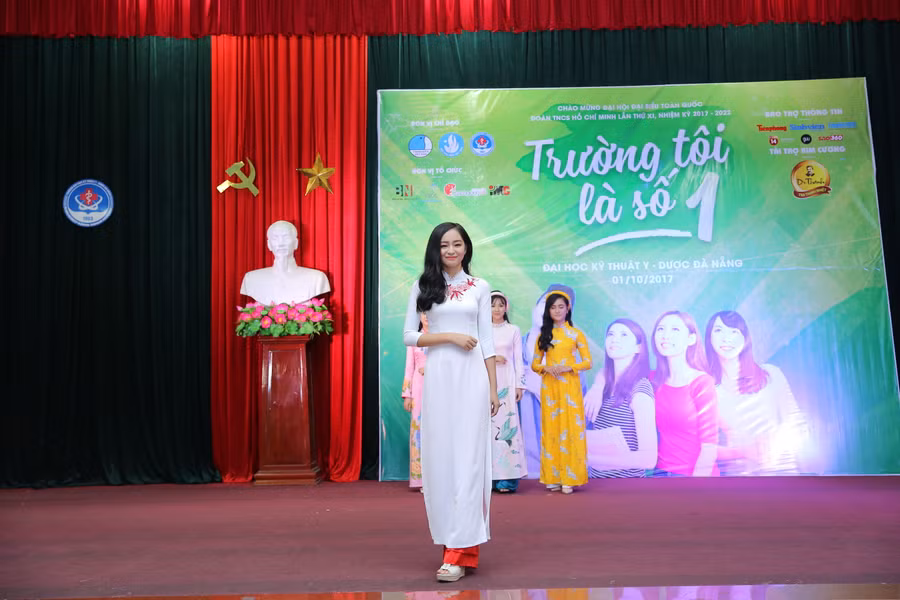 Các sinh viên rất hào hứng để tuyển chọn gương mặt tiêu biểu tham gia Hoa khôi sinh viên.