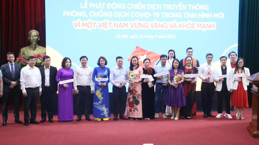 Các đại biểu tham dự lễ phát động Chiến dịch truyền thông phòng chống dịch Covid-19 trong tình hình mới năm 2022.