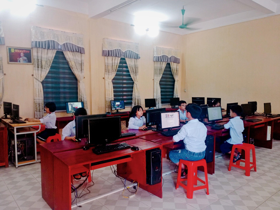 Học sinh tham gia ôn tập và thi thử tại Kỳ thi Olympic Toán học FMO tổ chức online. Học sinh tham gia ôn tập và thi thử tại Kỳ thi Olympic Toán học FMO tổ chức online.