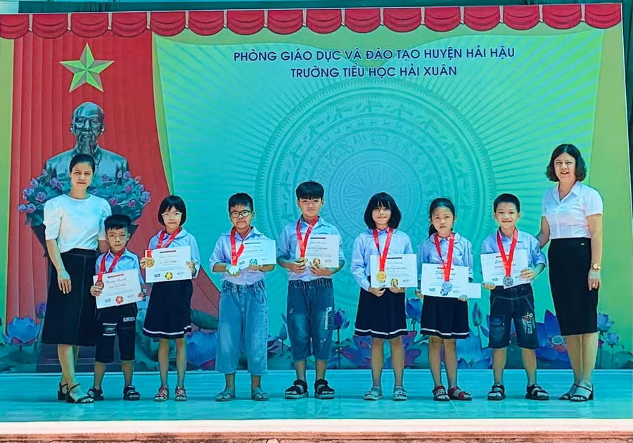 7 học sinh của Trường Tiểu học Hải Xuân (Hải Hậu, Nam Định) đạt thành tích cao tại Kỳ thi Olympic Toán (FMO) năm 2022.