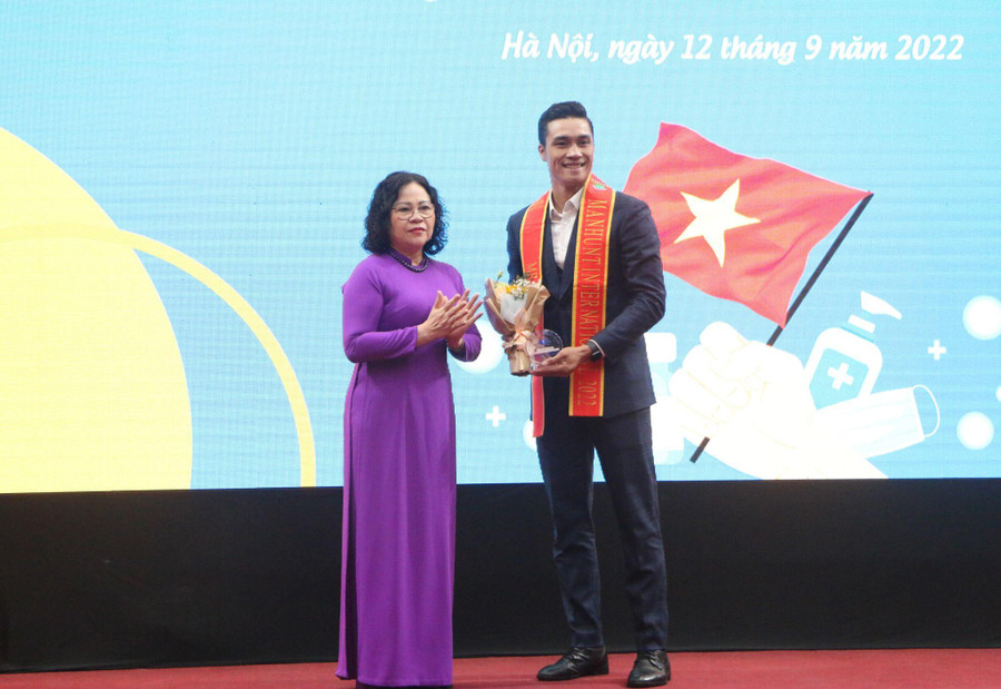 Thứ trưởng Bộ GD&amp;ĐT Ngô Thị Minh trao hoa và kỷ niệm chương cho đại sứ thương hiệu của chiến dịch.