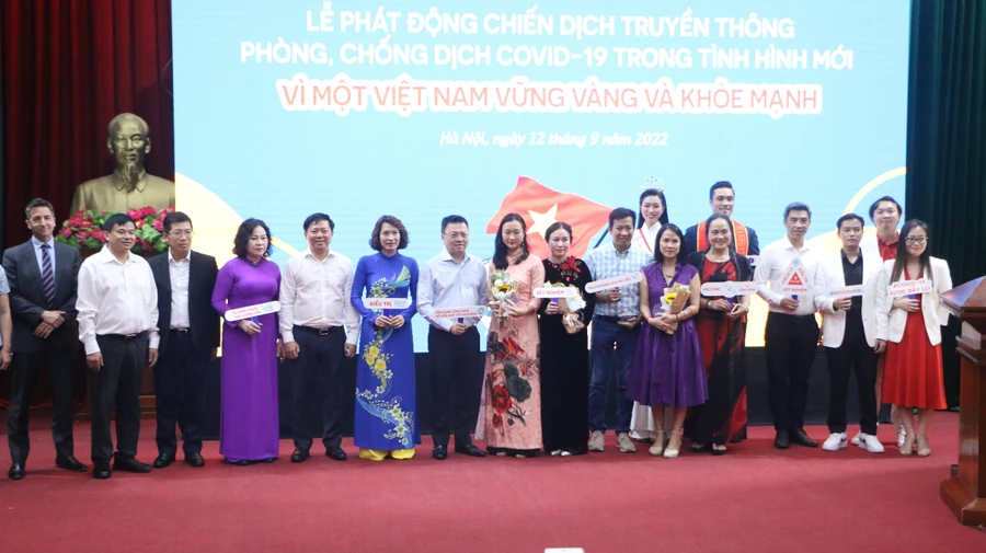 Các đại biểu tham dự lễ phát động Chiến dịch truyền thông phòng chống dịch Covid-19 trong tình hình mới năm 2022.