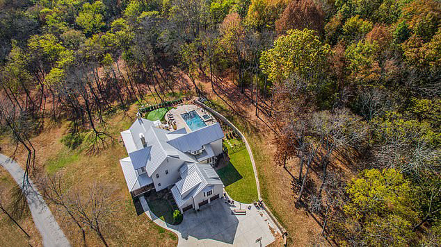 Biệt thự cực xinh xắn vừa "tổ chức lễ cưới" của Miley Cyrus ảnh 3 Biệt thự của Miley nằm giữa rừng cây xanh tươi, khá rộng rãi với 5 phòng ngủ, 4 phòng tắm.