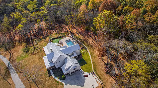 Biệt thự của Miley nằm giữa rừng cây xanh tươi, khá rộng rãi với 5 phòng ngủ, 4 phòng tắm.