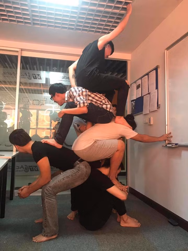 Dân mạng rộ trào lưu tạo dáng chụp ảnh ngồi trên lưng nhau - Ảnh 6.