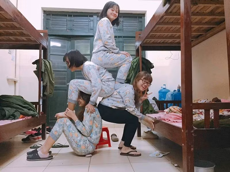 Dân mạng rộ trào lưu tạo dáng chụp ảnh ngồi trên lưng nhau - Ảnh 4.