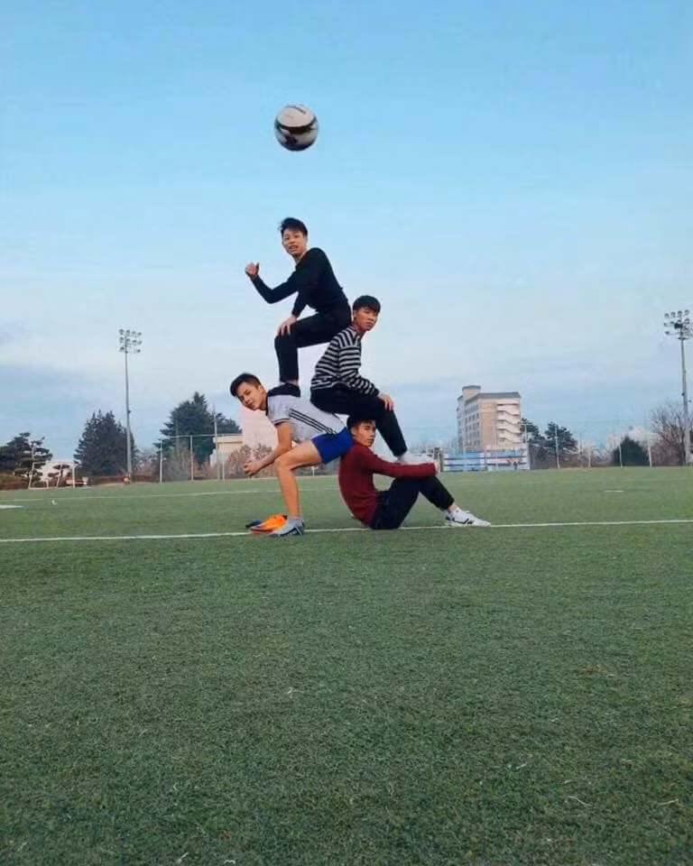 Dân mạng rộ trào lưu tạo dáng chụp ảnh ngồi trên lưng nhau - Ảnh 7.