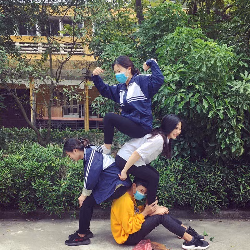 Dân mạng rộ trào lưu tạo dáng chụp ảnh ngồi trên lưng nhau - Ảnh 5.