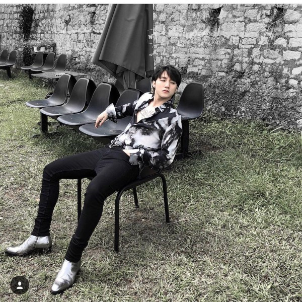 Nổi bật set đồ này là đôi giày boots cổ ngắn màu bạc ánh kim