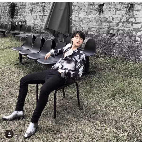 Nổi bật set đồ này là đôi giày boots cổ ngắn màu bạc ánh kim