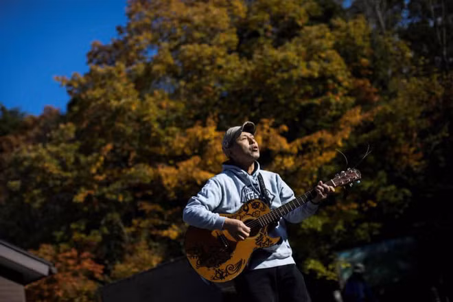 Ông Watanabe vẫn ngày ngày miệt mài với việc "xoa dịu" những trái tim tổn thương (Ảnh: AFP) 