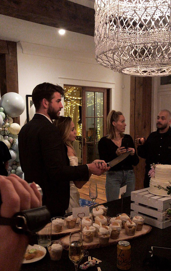 Biệt thự cực xinh xắn vừa "tổ chức lễ cưới" của Miley Cyrus ảnh 2 Đây là nơi Miley và Liam vừa tổ chức bữa tiệc lớn được cho là lễ cưới của họ hôm 23/12. Cả hai mặc trang phục như cô dâu và chú rể, cùng nhau cắt bánh trước sự chứng kiến của đông đủ các thành viên gia đình hai bên.