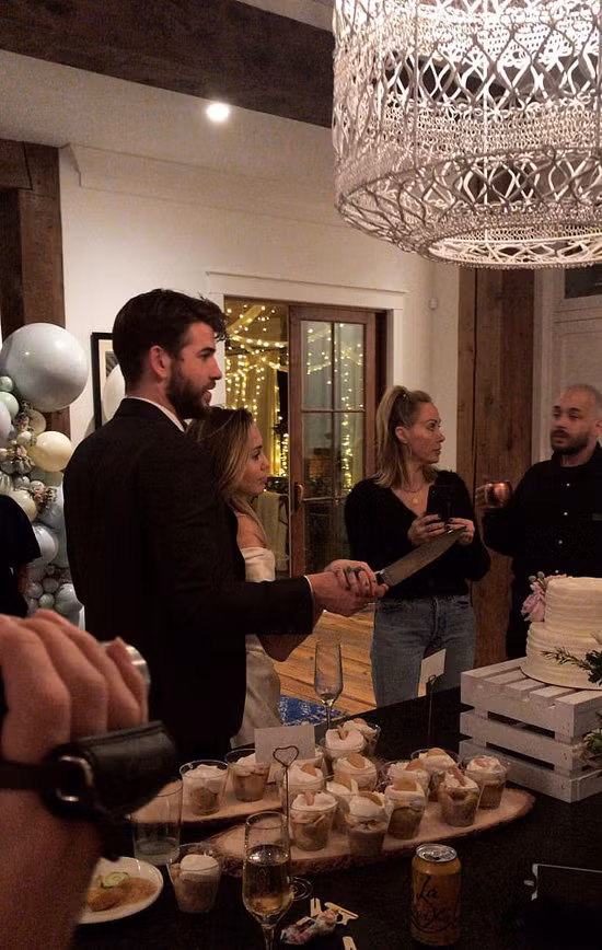 Đây là nơi Miley và Liam vừa tổ chức bữa tiệc lớn được cho là lễ cưới của họ hôm 23/12. Cả hai mặc trang phục như cô dâu và chú rể, cùng nhau cắt bánh trước sự chứng kiến của đông đủ các thành viên gia đình hai bên.