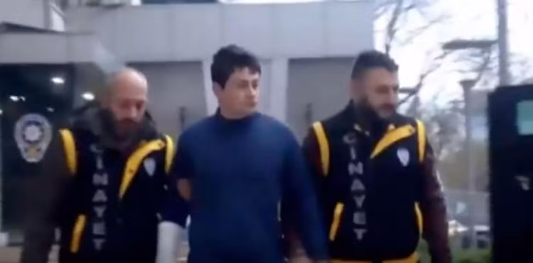 Metehan bị áp giải ra tòa.