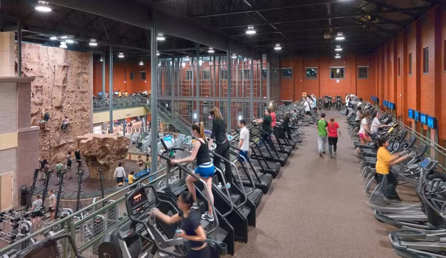 Những trung tâm thể thao, giải trí tuyệt vời của trường đại học Mỹ - Ảnh 4.