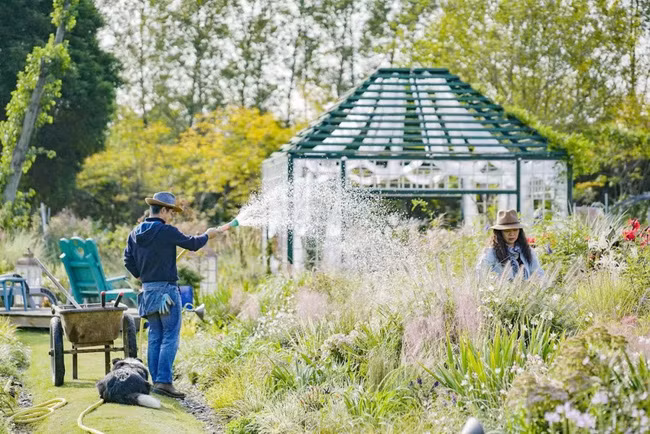 Khu vườn rộng 3000m² đẹp như cổ tích của vợ chồng 40 tuổi quyết định nghỉ hưu sớm về quê tận hưởng cuộc sống - Ảnh 1. Khu vườn rộng 3000m² đẹp như cổ tích của vợ chồng 40 tuổi quyết định nghỉ hưu sớm về quê tận hưởng cuộc sống - Ảnh 1.