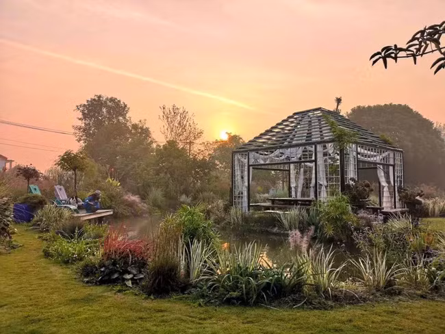 Khu vườn rộng 3000m² đẹp như cổ tích của vợ chồng 40 tuổi quyết định nghỉ hưu sớm về quê tận hưởng cuộc sống - Ảnh 2. Khu vườn rộng 3000m² đẹp như cổ tích của vợ chồng 40 tuổi quyết định nghỉ hưu sớm về quê tận hưởng cuộc sống - Ảnh 2.