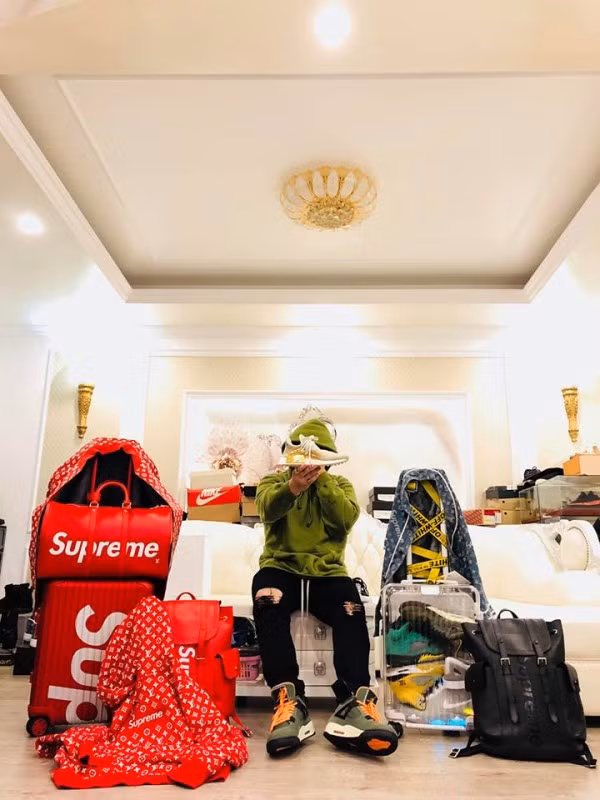 Các món đồ của chàng 9X này đều đến từ những thương hiệu nổi tiếng trên thế giới