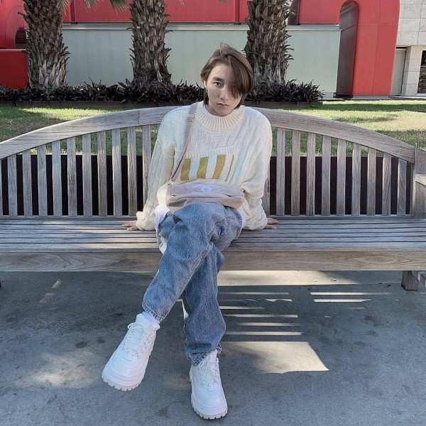 Trong chuyến du lịch đến Mỹ vừa qua Sơn Tùng tiếp tục diện những outfit dễ ứng dụng như quần jeans dáng thụng với áo len
