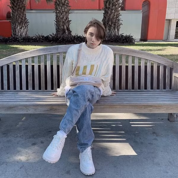 Trong chuyến du lịch đến Mỹ vừa qua Sơn Tùng tiếp tục diện những outfit dễ ứng dụng như quần jeans dáng thụng với áo len