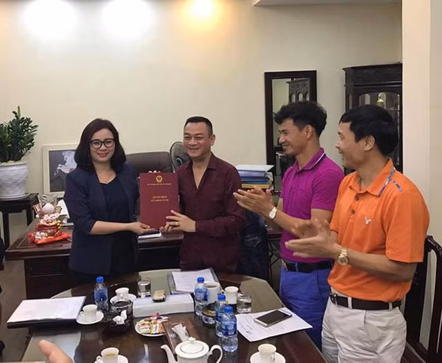 Năm 2016, ông được nhà nước phong tặng danh hiệu nghệ sĩ nhân dân và được trao Huân chương Lao động hạng nhì. Đầu tháng 4 năm nay (2018), NSND Anh Tú nhận quyết định được bổ nhiệm Quyền Giám đốc Nhà hát kịch Việt Nam.