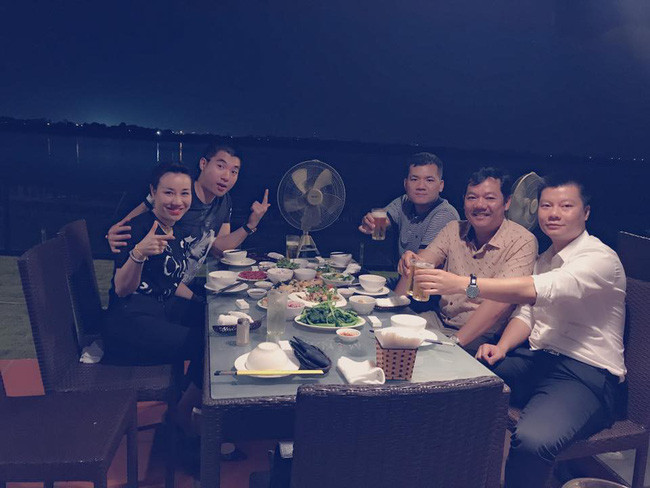 Con trai lấy vợ đại gia hơn 15 tuổi, bố Trương Nam Thành bất ngờ nhắn nhủ nàng dâu câu này - Ảnh 4. Con trai lấy vợ đại gia hơn 15 tuổi, bố Trương Nam Thành bất ngờ nhắn nhủ nàng dâu câu này - Ảnh 4.