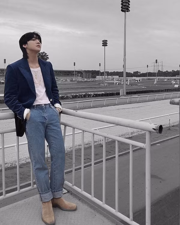 Dù vẫn trung thành với trang phục có màu trung tính nhưng Sơn Tùng cũng đã biết tạo điểm nhấn cho set đồ của mình bằng cách nhấn nhá phụ kiện.