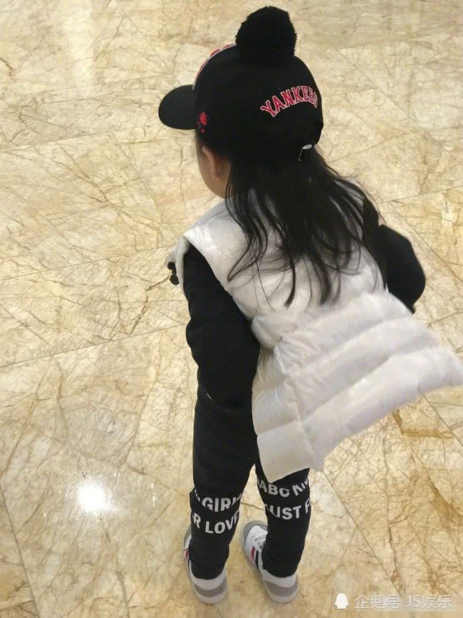 Con gái 3 tuổi của Chương Tử Di được khen là tiểu mỹ nhân có đôi chân thon dài - Ảnh 3. Con gái 3 tuổi của Chương Tử Di được khen là tiểu mỹ nhân có đôi chân thon dài - Ảnh 3.