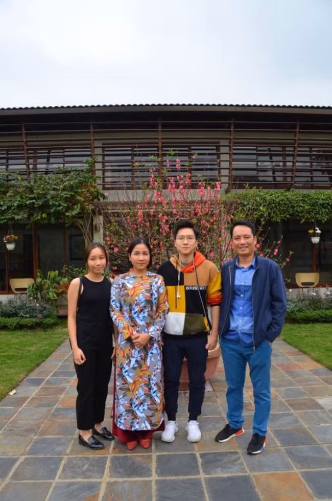 Bất ngờ trước ngoại hình đẹp hoàn hảo lại đàn hay hát giỏi của quý tử 19 tuổi nhà gia đình ca sĩ Mỹ Linh-2