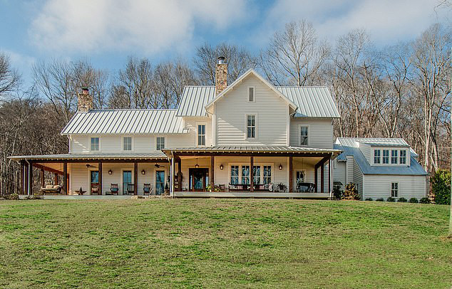 Biệt thự cực xinh xắn vừa "tổ chức lễ cưới" của Miley Cyrus ảnh 1 Sau khi biệt thự ở Malibu bị cháy trụi trong trận hỏa hoạn hồi tháng 11, Miley Cyrus và Liam Hemsworth vẫn còn một căn nhà khác ở Franklin, Tennessee. Cặp đôi mua tổ ấm này vào tháng 8/2017 sau khi tái hợp gần hai năm.