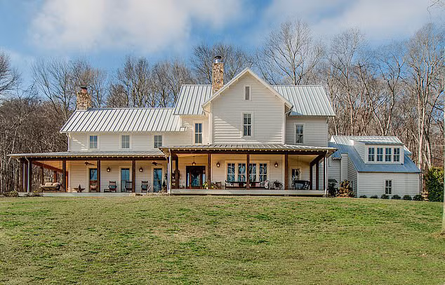 Sau khi biệt thự ở Malibu bị cháy trụi trong trận hỏa hoạn hồi tháng 11, Miley Cyrus và Liam Hemsworth vẫn còn một căn nhà khác ở Franklin, Tennessee. Cặp đôi mua tổ ấm này vào tháng 8/2017 sau khi tái hợp gần hai năm.