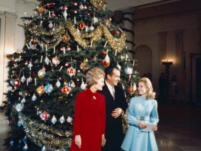Một truyền thống khác của gia đình Nixon là trang trí cây thông Noel với những món đồ do công nhân khuyết tật làm ra. Trong ảnh là cây thông Noel năm 1969 ở Nhà Trắng với những món đồ trang trí như vậy. Một truyền thống khác của gia đình Nixon là trang trí cây thông Noel với những món đồ do công nhân khuyết tật làm ra. Trong ảnh là cây thông Noel năm 1969 ở Nhà Trắng với những món đồ trang trí như vậy.