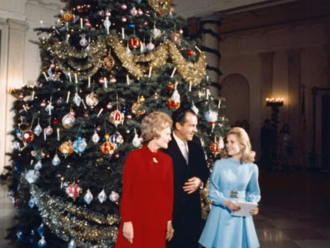 Một truyền thống khác của gia đình Nixon là trang trí cây thông Noel với những món đồ do công nhân khuyết tật làm ra. Trong ảnh là cây thông Noel năm 1969 ở Nhà Trắng với những món đồ trang trí như vậy. Một truyền thống khác của gia đình Nixon là trang trí cây thông Noel với những món đồ do công nhân khuyết tật làm ra. Trong ảnh là cây thông Noel năm 1969 ở Nhà Trắng với những món đồ trang trí như vậy.