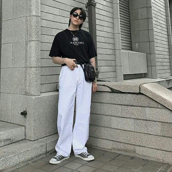Luôn chọn cho mình style cá tính, Sơn Tùng cực chất với gam đen trắng. Áo phông đen Balenciaga Mode có giá 430 USD (khoảng 10 triệu đồng) kết hợp cùng quần jean ống rộng của Ader Error có giá 229.56 USD(5,3 triệu đồng), phụ kiện kính mắt ruồi được Sơn Tùng đặc biệt yêu thích của YSL có giá 325 USD (7,5 triệu đồng), túi đeo chéo Supreme có giá 48 USD (1,1 triệu đồng) hiện và đôi giày Vetements logo low top leather trainers có giá 545 bảng Anh tương đương 16 triệu đồng.