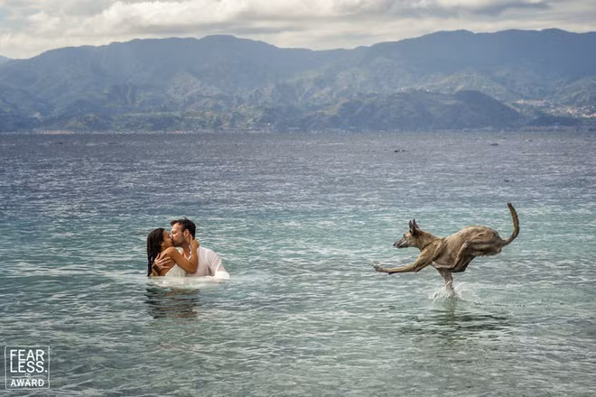 Hãy nhìn vào những bức ảnh cưới đẹp nhất 2018, chúng ta sẽ được trải qua vô vàn cảm xúc! - Ảnh 4.