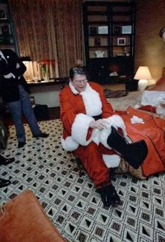 Tổng thống Ronald Reagan mặc bộ đồ ông già Noel trong tiệc Giáng sinh năm 1973. Tổng thống Ronald Reagan mặc bộ đồ ông già Noel trong tiệc Giáng sinh năm 1973.
