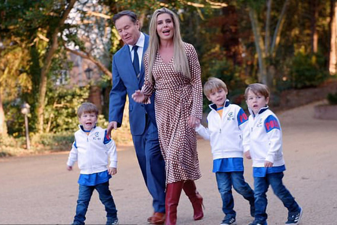 Choáng với quà giáng sinh tiền tỷ của con các gia đình siêu giàu ảnh 6 Để Giáng sinh của 3 cậu con trai trở nên hoàn hảo, Carolyn Radford, nữ CEO của câu lạc bộ Mansfield Town (Anh) không ngần ngại chi 60.000 bảng (hơn 1,7 tỷ VND), thuê công ty Christmas Inc trang hoàng cho căn biệt thự thêm lộng lẫ. Thay vì đấu tranh để đưa ra các đồ trang trí trong biệt thự mười phòng ngủ của mình ở Nottinghamshire, cô thuê công ty chuyên gia Christmas Inc để làm vinh dự - với chi phí 60.000 bảng.Một nhóm các nhà trang trí biến ngôi nhà rộng rãi thành một hang động lễ hội bằng cách sử dụng 45 mét vòng hoa, 240 m ruy băng và 1000 đồ trang sức trên cây.Hai người lính đồ chơi tám chân đứng canh gác bên ngoài ngôi nhà và toàn bộ nơi này được thắp sáng bằng 50.000 đèn led.