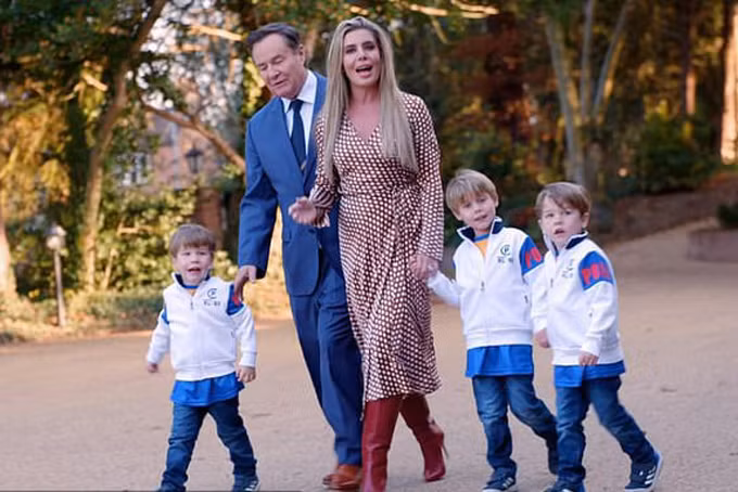 Để Giáng sinh của 3 cậu con trai trở nên hoàn hảo, Carolyn Radford, nữ CEO của câu lạc bộ Mansfield Town (Anh) không ngần ngại chi 60.000 bảng (hơn 1,7 tỷ VND), thuê công ty Christmas Inc trang hoàng cho căn biệt thự thêm lộng lẫ. Thay vì đấu tranh để đưa ra các đồ trang trí trong biệt thự mười phòng ngủ của mình ở Nottinghamshire, cô thuê công ty chuyên gia Christmas Inc để làm vinh dự - với chi phí 60.000 bảng.Một nhóm các nhà trang trí biến ngôi nhà rộng rãi thành một hang động lễ hội bằng cách sử dụng 45 mét vòng hoa, 240 m ruy băng và 1000 đồ trang sức trên cây.Hai người lính đồ chơi tám chân đứng canh gác bên ngoài ngôi nhà và toàn bộ nơi này được thắp sáng bằng 50.000 đèn led.