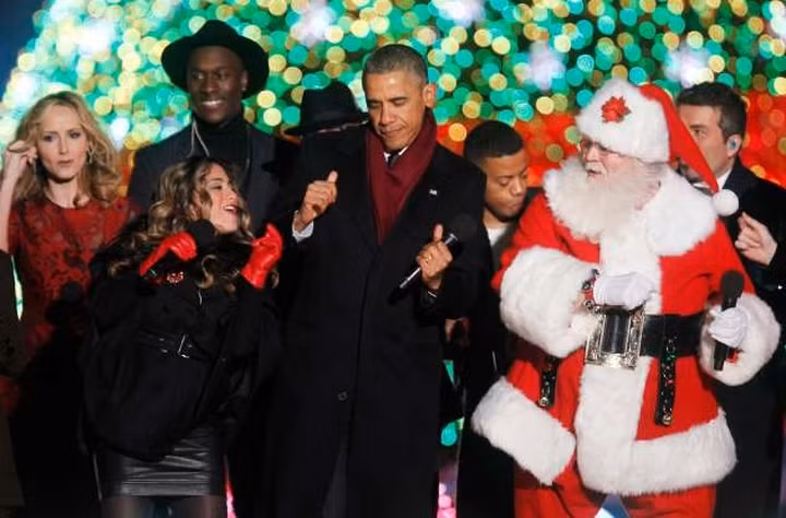 Tổng thống Obama đang nhún nhảy theo nhạc bên cạnh ông già Noel trong lễ thắp sáng cây thông năm 2014. Tổng thống Obama đang nhún nhảy theo nhạc bên cạnh ông già Noel trong lễ thắp sáng cây thông năm 2014.